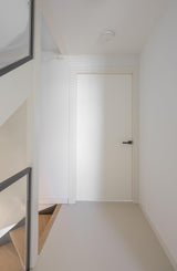 Minimalistische maatwerk keuken met stalen taatsdeur en zwevende trap-OBLY-design keuken,eiken trap,Greeploze keuken,iemms,Interieur inspiratie,Keuken,koffiecorner,Kookeiland,Maatwerk interieur,maatwerk keuken,moderne keuken,stalen taatsdeur,zwevende trap-Complete woningrenovatie met maatwerk keuken | Oudendorp-OBLY