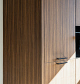 Minimalistische maatwerk keuken met stalen taatsdeur en zwevende trap-OBLY-design keuken,eiken trap,Greeploze keuken,iemms,Interieur inspiratie,Keuken,koffiecorner,Kookeiland,Maatwerk interieur,maatwerk keuken,moderne keuken,stalen taatsdeur,zwevende trap-Complete woningrenovatie met maatwerk keuken | Oudendorp-OBLY