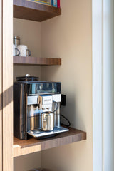 Minimalistische maatwerk keuken met stalen taatsdeur en zwevende trap-OBLY-design keuken,eiken trap,Greeploze keuken,iemms,Interieur inspiratie,Keuken,koffiecorner,Kookeiland,Maatwerk interieur,maatwerk keuken,moderne keuken,stalen taatsdeur,zwevende trap-Complete woningrenovatie met maatwerk keuken | Oudendorp-OBLY