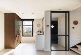 Minimalistische maatwerk keuken met stalen taatsdeur en zwevende trap-OBLY-design keuken,eiken trap,Greeploze keuken,iemms,Interieur inspiratie,Keuken,koffiecorner,Kookeiland,Maatwerk interieur,maatwerk keuken,moderne keuken,stalen taatsdeur,zwevende trap-Complete woningrenovatie met maatwerk keuken | Oudendorp-OBLY