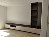 Minimalistische tv-wand met zwevend meubel en open kast-woodendream-houten accenten,moderne woonkamer,opbergmeubel,tv wand,zwevend tv meubel-Minimalistische tv-wand met zwevend meubel en kast-OBLY