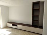 Minimalistische tv-wand met zwevend meubel en open kast-woodendream-houten accenten,moderne woonkamer,opbergmeubel,tv wand,zwevend tv meubel-Minimalistische tv-wand met zwevend meubel en kast-OBLY