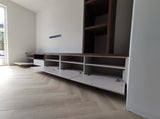 Minimalistische tv-wand met zwevend meubel en open kast-woodendream-houten accenten,moderne woonkamer,opbergmeubel,tv wand,zwevend tv meubel-Minimalistische tv-wand met zwevend meubel en kast-OBLY