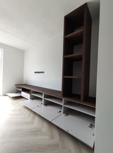 Minimalistische tv-wand met zwevend meubel en open kast-woodendream-houten accenten,moderne woonkamer,opbergmeubel,tv wand,zwevend tv meubel-Minimalistische tv-wand met zwevend meubel en kast-OBLY