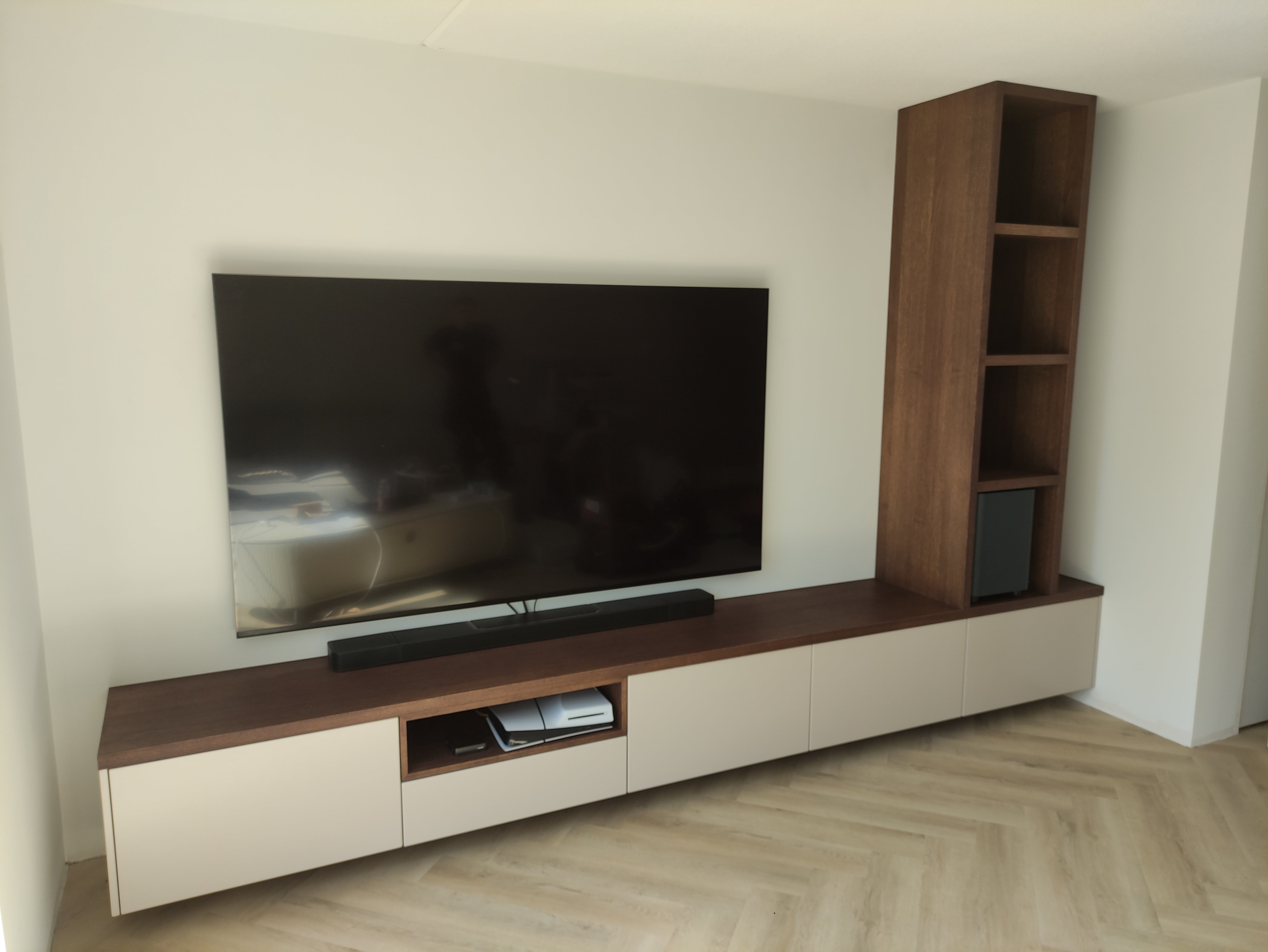 Minimalistische tv-wand met zwevend meubel en open kast-woodendream-houten accenten,moderne woonkamer,opbergmeubel,tv wand,zwevend tv meubel-Minimalistische tv-wand met zwevend meubel en kast-OBLY