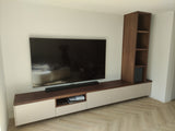 Minimalistische tv-wand met zwevend meubel en open kast-woodendream-houten accenten,moderne woonkamer,opbergmeubel,tv wand,zwevend tv meubel-Minimalistische tv-wand met zwevend meubel en kast-OBLY