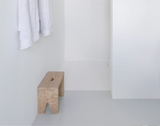 Minimalistische woning met lichtgrijze gietvloer-Glad gietvloeren-gietvloer badkamer,gietvloer woning,lichtgrijze gietvloer,moderne badkamer vloer-Lichtgrijze gietvloer in moderne woning-OBLY