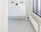 Minimalistische woning met lichtgrijze gietvloer-Glad gietvloeren-gietvloer badkamer,gietvloer woning,lichtgrijze gietvloer,moderne badkamer vloer-Lichtgrijze gietvloer in moderne woning-OBLY