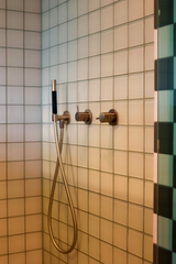 Mix van Retro en Eclectic in een niet alledaagse badkamer.-INGE BOUMAN INTERIEUR | ARCHITECTUUR-badkamer ontwerp,grafische tegels,memphis design,retro badkamer,vintage interieur-Retro Memphis badkamer met grafische tegels-OBLY