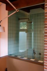 Mix van Retro en Eclectic in een niet alledaagse badkamer.-INGE BOUMAN INTERIEUR | ARCHITECTUUR-badkamer ontwerp,grafische tegels,memphis design,retro badkamer,vintage interieur-Retro Memphis badkamer met grafische tegels-OBLY