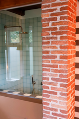 Mix van Retro en Eclectic in een niet alledaagse badkamer.-INGE BOUMAN INTERIEUR | ARCHITECTUUR-badkamer ontwerp,grafische tegels,memphis design,retro badkamer,vintage interieur-Retro Memphis badkamer met grafische tegels-OBLY