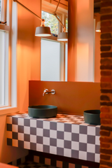 Mix van Retro en Eclectic in een niet alledaagse badkamer.-INGE BOUMAN INTERIEUR | ARCHITECTUUR-badkamer ontwerp,grafische tegels,memphis design,retro badkamer,vintage interieur-Retro Memphis badkamer met grafische tegels-OBLY