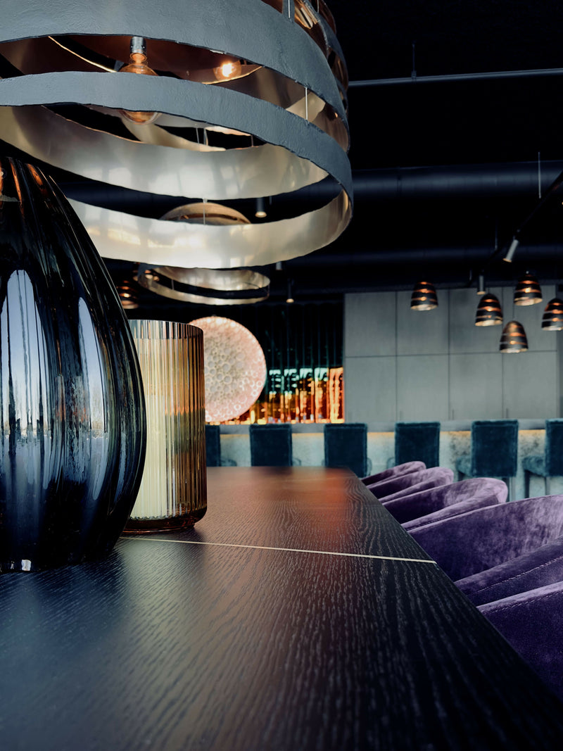 Modern Luxe Barinterieur met Iconische Verlichting-L4 Elvire-woonkamer-Modern Luxe Barinterieur met Verlichting en Fluweel-OBLY