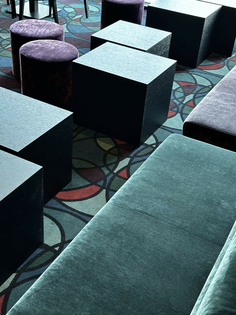 Modern Luxe Barinterieur met Iconische Verlichting-L4 Elvire-woonkamer-Modern Luxe Barinterieur met Verlichting en Fluweel-OBLY