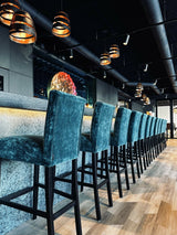 Modern Luxe Barinterieur met Iconische Verlichting-L4 Elvire-woonkamer-Modern Luxe Barinterieur met Verlichting en Fluweel-OBLY
