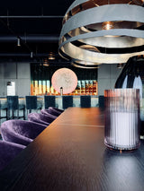 Modern Luxe Barinterieur met Iconische Verlichting-L4 Elvire-woonkamer-Modern Luxe Barinterieur met Verlichting en Fluweel-OBLY