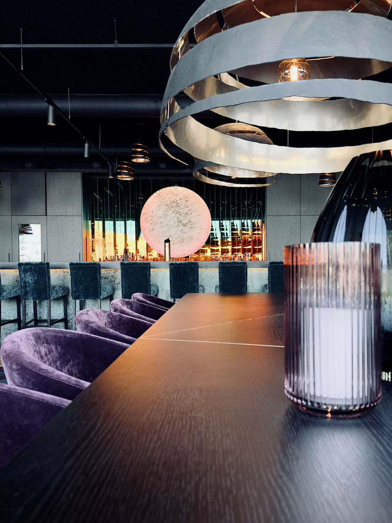 Modern Luxe Barinterieur met Iconische Verlichting-L4 Elvire-woonkamer-Modern Luxe Barinterieur met Verlichting en Fluweel-OBLY