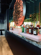 Modern Luxe Barinterieur met Iconische Verlichting-L4 Elvire-woonkamer-Modern Luxe Barinterieur met Verlichting en Fluweel-OBLY