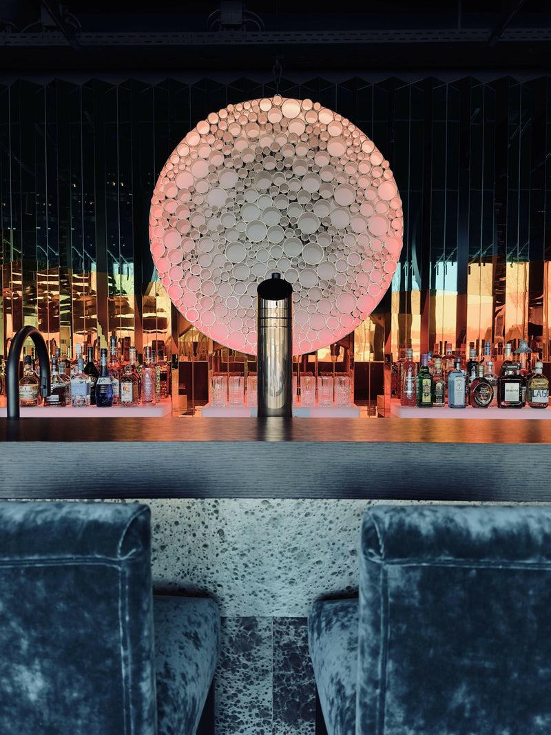 Modern Luxe Barinterieur met Iconische Verlichting-L4 Elvire-woonkamer-Modern Luxe Barinterieur met Verlichting en Fluweel-OBLY