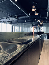 Modern Luxe Barinterieur met Iconische Verlichting-L4 Elvire-woonkamer-Modern Luxe Barinterieur met Verlichting en Fluweel-OBLY
