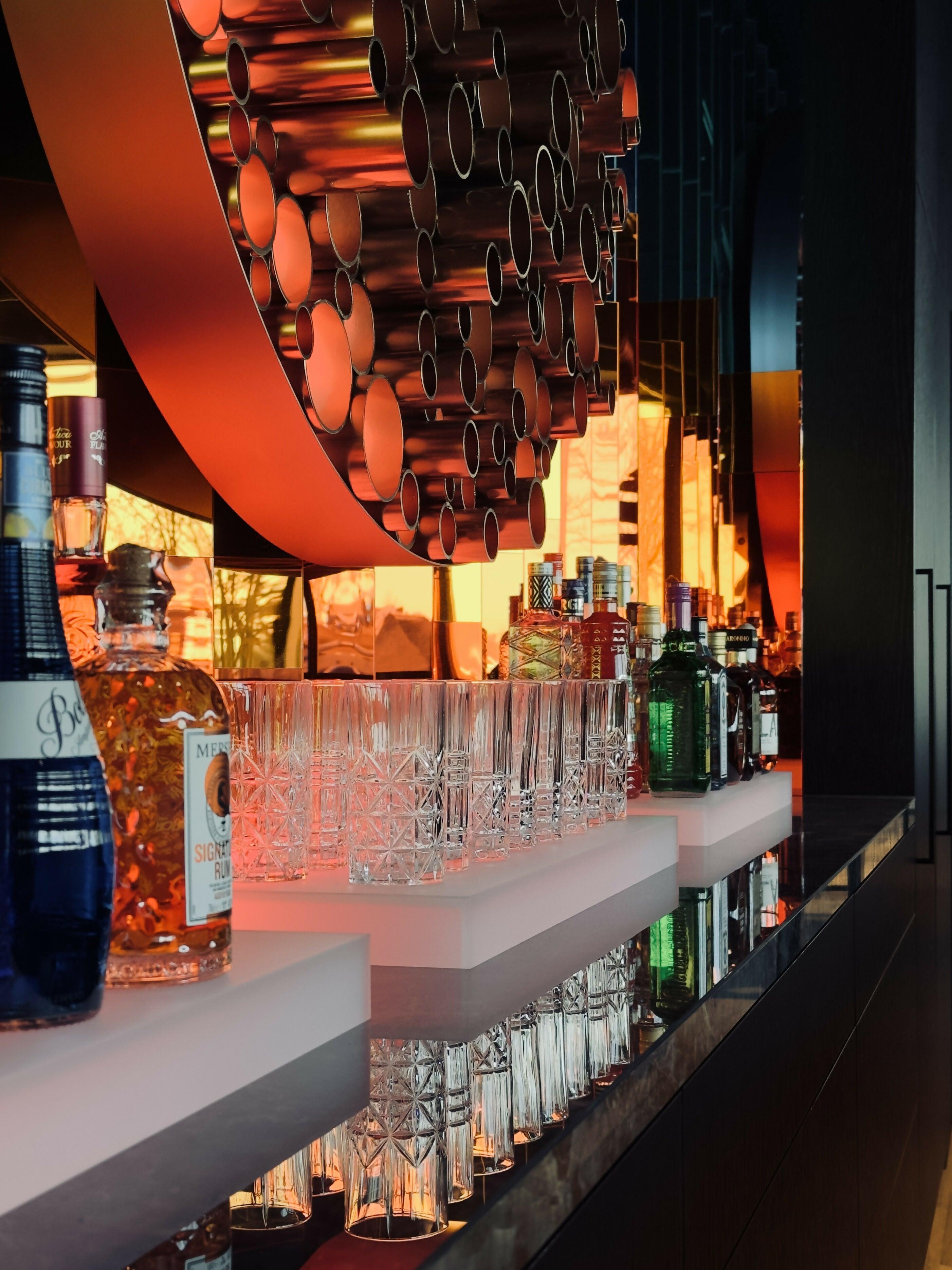 Modern Luxe Barinterieur met Iconische Verlichting-L4 Elvire-bar interieur,cocktailbar,design verlichting,exclusief interieur,high end design,horeca interieur,hotel lounge,iconische verlichting,interieur design,kleurcontrast,lichtsculptuur,luxe bar,rooftop bar,smaragdgroen,velours,woonkamer,zwart eiken-Modern Luxe Barinterieur met Verlichting en Fluweel-OBLY