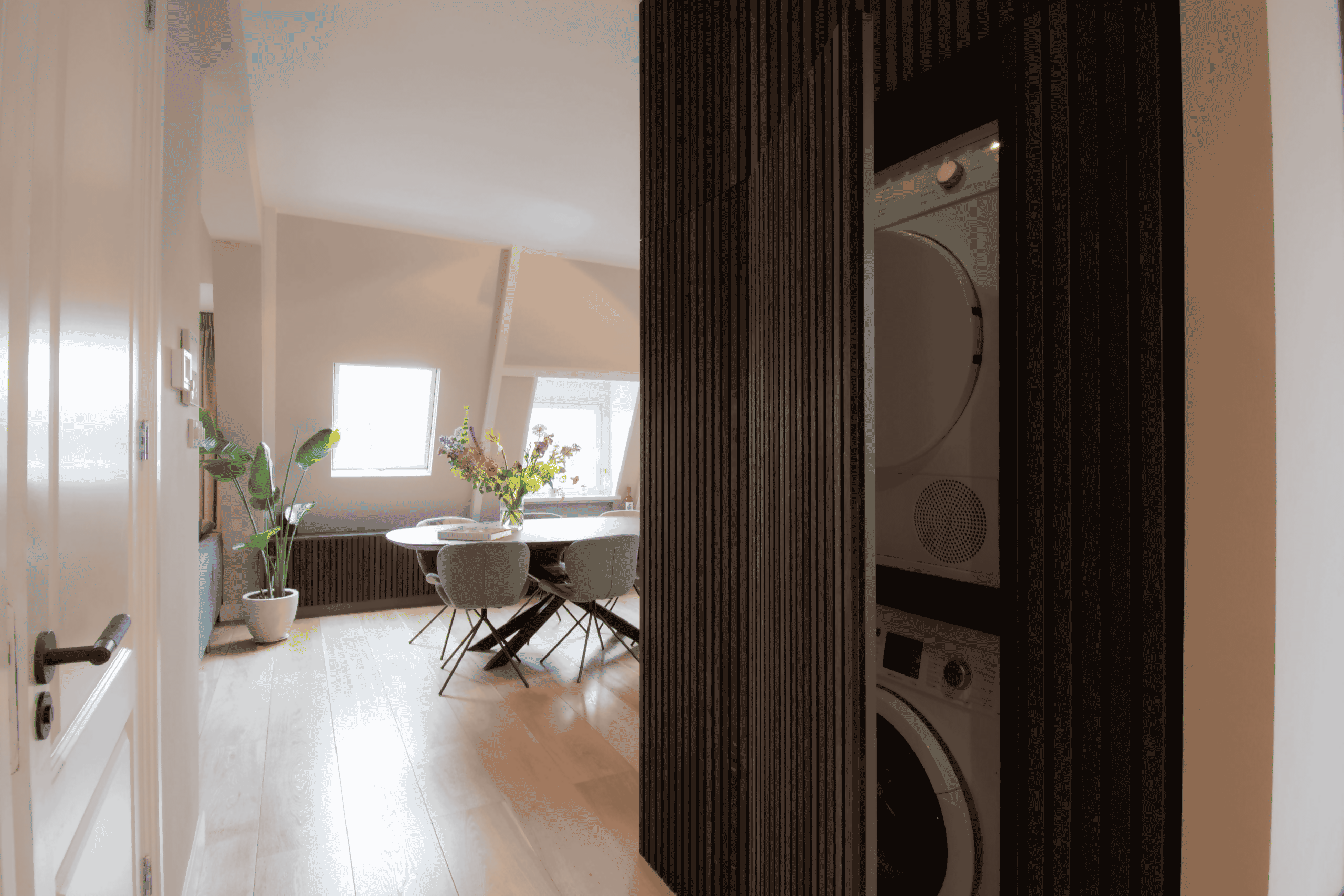 Modern Woonkamerinterieur met Luxe Maatwerk Kast-lcarchitects-Woonkamer-OBLY