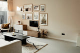 Modern appartement met beige gietvloer | Minimalistisch interieur-Glad gietvloeren-beige gietvloer,modern appartement interieur,open leefruimte,warme natuurlijke materialen-Beige gietvloer appartement | Modern minimalistisch interieur-OBLY