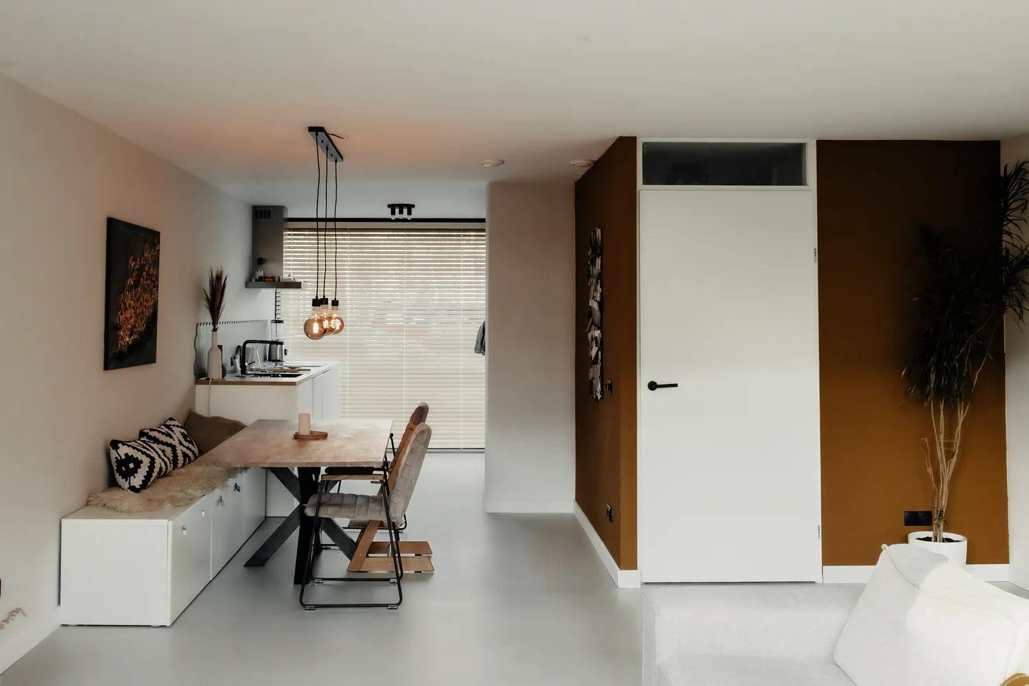 Modern appartement met beige gietvloer | Minimalistisch interieur-Glad gietvloeren-beige gietvloer,modern appartement interieur,open leefruimte,warme natuurlijke materialen-Beige gietvloer appartement | Modern minimalistisch interieur-OBLY