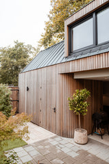 Modern houten bijgebouw met kantoor en overdekte buitenruimte-Bosmaat-Aanbouw,Buitenkeuken,Houtbouw op maat,houten bijgebouw,Overkapping,Thuiswerkplek-Modern houten bijgebouw met kantoor en overkapping | Bosmaat-OBLY