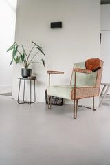 Modern interieur met gietvloer en groene accenten-Glad gietvloeren-gietvloer interieur,gietvloer woonkamer,groene accenten interieur,moderne gietvloer woning,open leefruimte-Gietvloer met groene accenten-OBLY