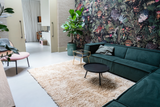 Modern interieur met gietvloer en groene accenten-Glad gietvloeren-gietvloer interieur,gietvloer woonkamer,groene accenten interieur,moderne gietvloer woning,open leefruimte-Gietvloer met groene accenten-OBLY