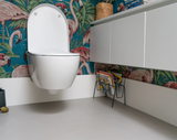 Modern interieur met gietvloer en groene accenten-Glad gietvloeren-gietvloer interieur,gietvloer woonkamer,groene accenten interieur,moderne gietvloer woning,open leefruimte-Gietvloer met groene accenten-OBLY