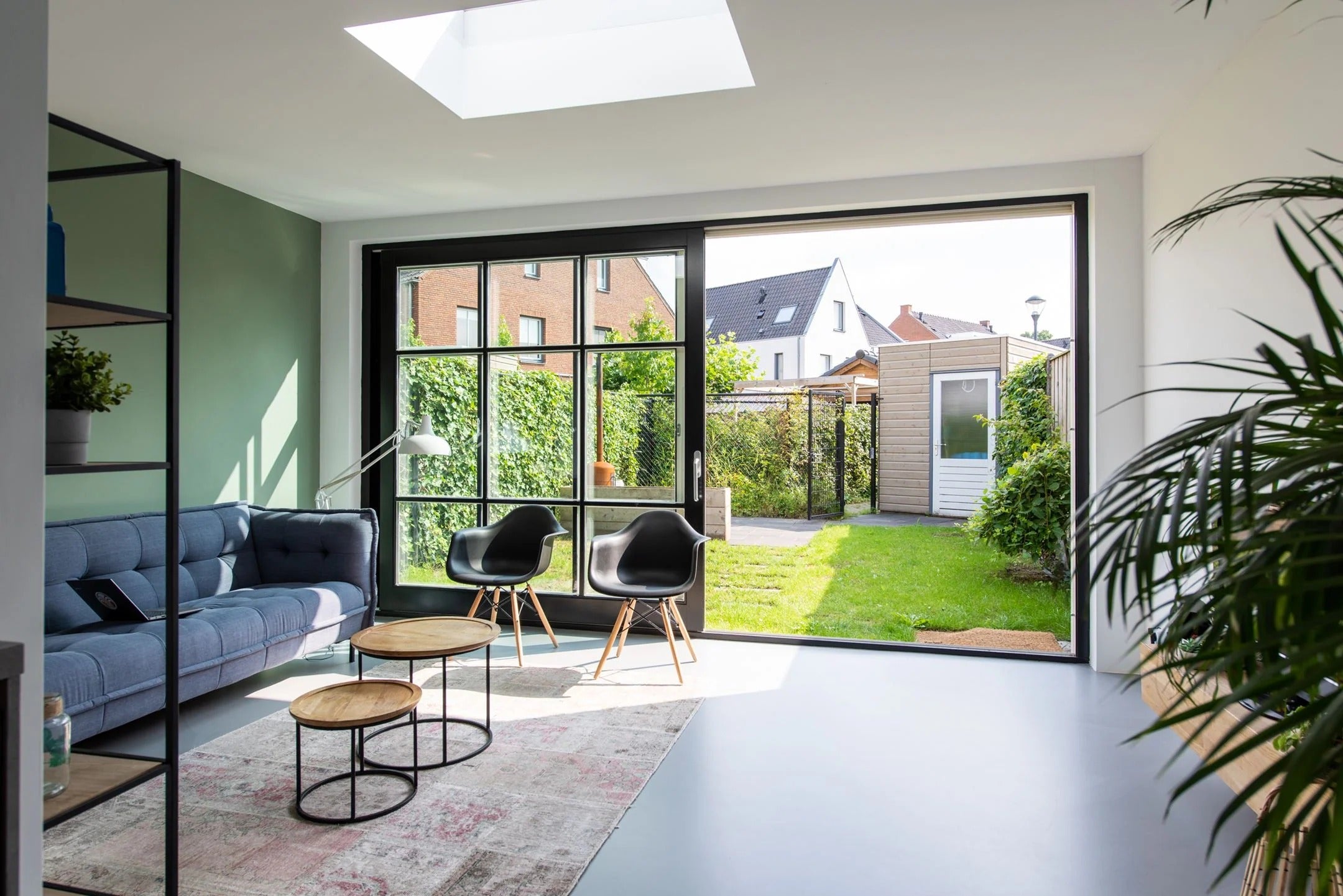 Modern interieur met gietvloer en open leefruimte-Glad gietvloeren-lichte woonkamer,modern interieur,moderne woning,open keuken,open leefruimte-Gietvloer woonkamer en keuken inspiratie-OBLY