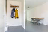 Modern interieur met gietvloer en open leefruimte-Glad gietvloeren-lichte woonkamer,modern interieur,moderne woning,open keuken,open leefruimte-Gietvloer woonkamer en keuken inspiratie-OBLY