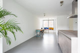 Modern interieur met gietvloer en open leefruimte-Glad gietvloeren-lichte woonkamer,modern interieur,moderne woning,open keuken,open leefruimte-Gietvloer woonkamer en keuken inspiratie-OBLY