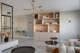 Modern interieur met lichte gietvloer en beige tinten-Glad gietvloeren-beige interieur,lichte gietvloer,minimalistisch wonen,modern interieur,zwarte accenten-Lichte gietvloer in modern interieur-OBLY