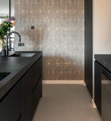 Modern interieur met lichte gietvloer en beige tinten-Glad gietvloeren-beige interieur,lichte gietvloer,minimalistisch wonen,modern interieur,zwarte accenten-Lichte gietvloer in modern interieur-OBLY