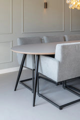 Modern interieur met lichte gietvloer en beige tinten-Glad gietvloeren-beige interieur,lichte gietvloer,minimalistisch wonen,modern interieur,zwarte accenten-Lichte gietvloer in modern interieur-OBLY