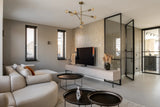 Modern interieur met lichte gietvloer en beige tinten-Glad gietvloeren-beige interieur,lichte gietvloer,minimalistisch wonen,modern interieur,zwarte accenten-Lichte gietvloer in modern interieur-OBLY