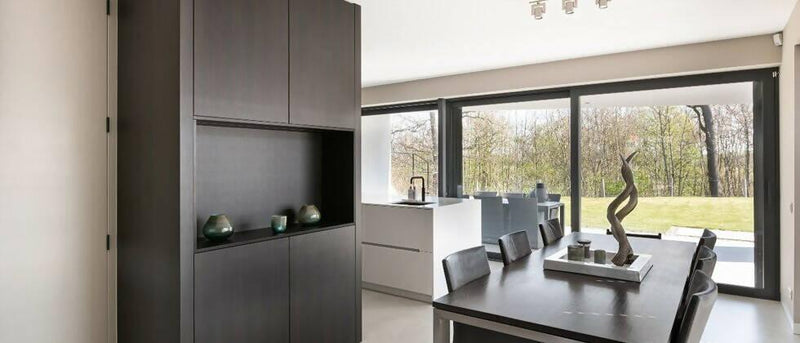 Modern interieur met strakke kastenwand-MERENO-Keuken-Modern interieur met strakke kastenwand-OBLY
