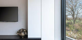 Modern interieur met strakke kastenwand-MERENO-Keuken-Modern interieur met strakke kastenwand-OBLY