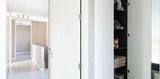 Modern interieur met strakke kastenwand-MERENO-Keuken-Modern interieur met strakke kastenwand-OBLY
