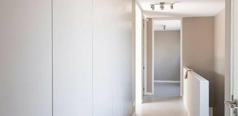 Modern interieur met strakke kastenwand-MERENO-Keuken-Modern interieur met strakke kastenwand-OBLY