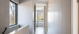 Modern interieur met strakke kastenwand-MERENO-Keuken-Modern interieur met strakke kastenwand-OBLY