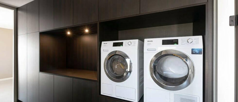 Modern interieur met strakke kastenwand-MERENO-Keuken-Modern interieur met strakke kastenwand-OBLY