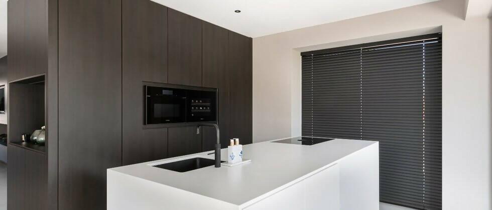 Modern interieur met strakke kastenwand-MERENO-Keuken-Modern interieur met strakke kastenwand-OBLY