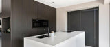 Modern interieur met strakke kastenwand-MERENO-Keuken-Modern interieur met strakke kastenwand-OBLY