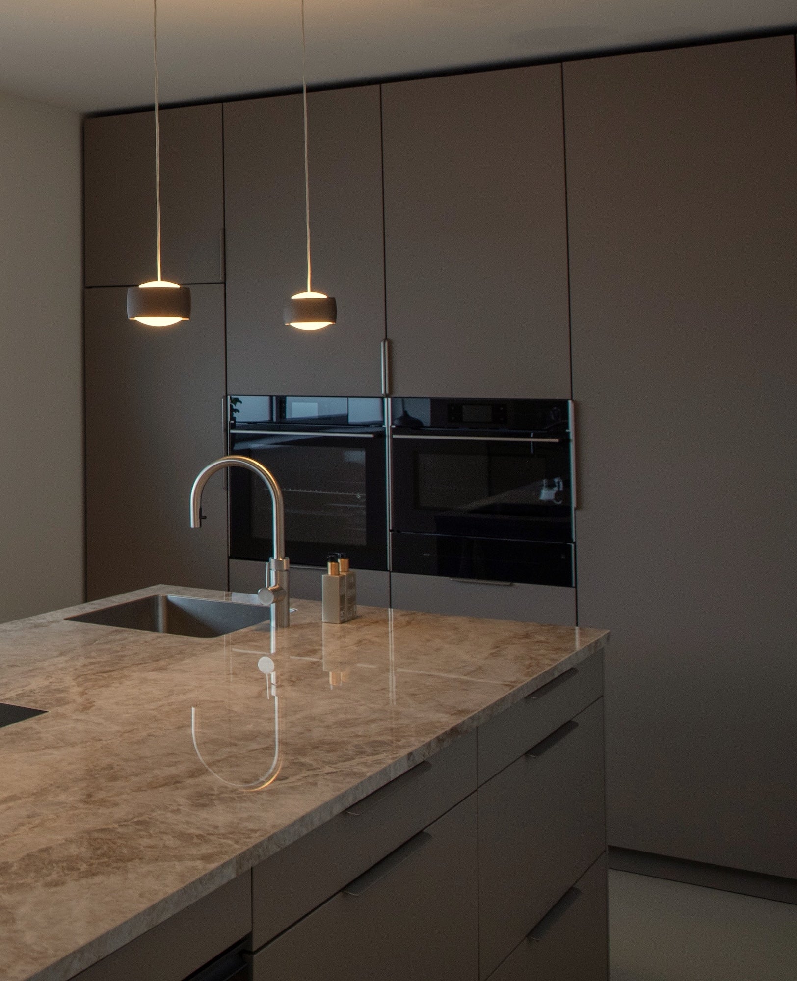 Modern interieur met tv-haardwand en luxe keuken-Wolfs Interieur-#DesignKeuken,#donkerekeuken,#keukendesign,#KeukenInspiratie,#keukenopmaat,Keuken-OBLY