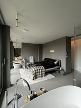 Modern interieur met vloeiende overgangen tussen functies-Loom Architecten-badkamer en slaapkamer combinatie,glas en licht,interieur renovatie,minimalistisch wonen,moderne keuken,open interieur,open plattegrond,ruimtelijk ontwerp,Slaapkamer-Open interieur met badkamer en keuken | Licht en ruimte-OBLY