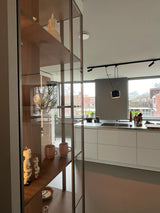 Modern interieur met vloeiende overgangen tussen functies-Loom Architecten-badkamer en slaapkamer combinatie,glas en licht,interieur renovatie,minimalistisch wonen,moderne keuken,open interieur,open plattegrond,ruimtelijk ontwerp,Slaapkamer-Open interieur met badkamer en keuken | Licht en ruimte-OBLY